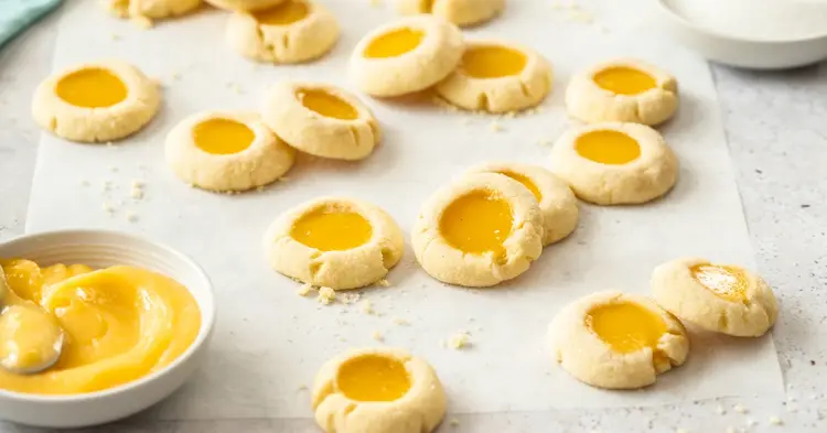 Sweet Biscuits with Lemon Curd