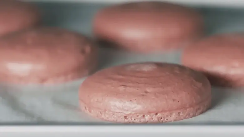 baking vanilla macarons in baking oven